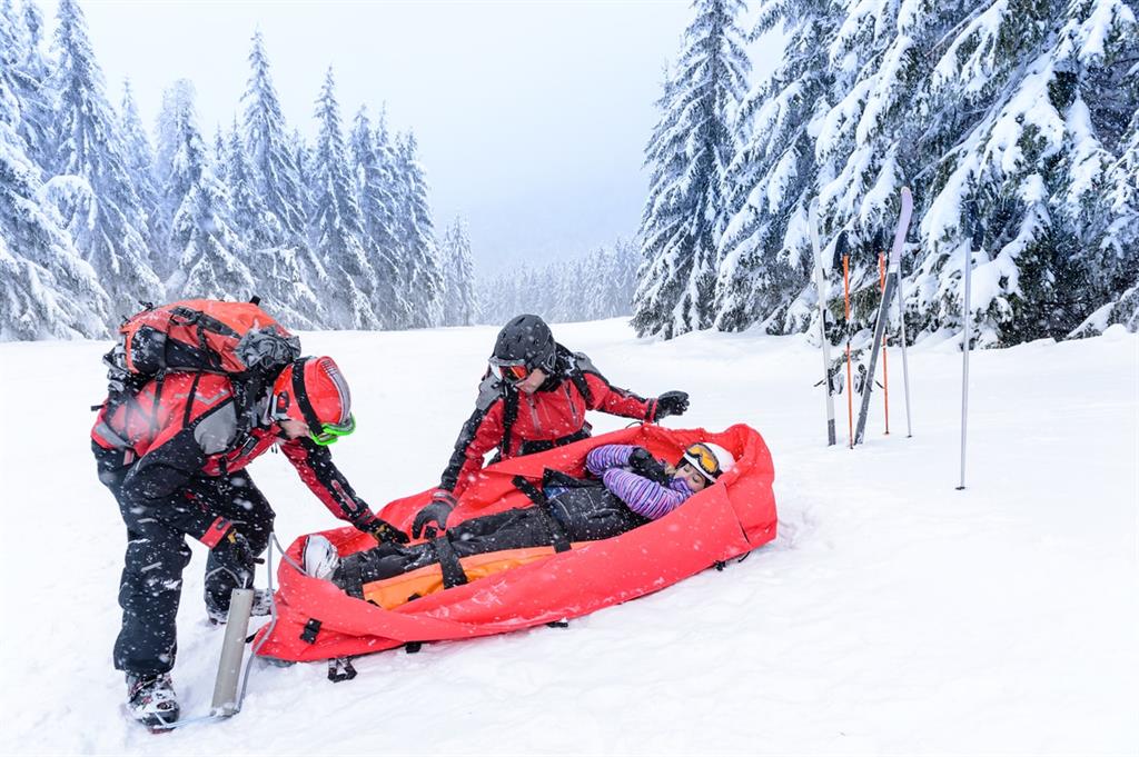 Skieur blessé assisté par un secouriste